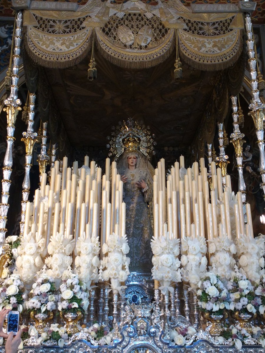 carlogarcialara's tweet photo. Espectacular la Virgen de los Ángeles de @Hdadlosnegros y chapeau por el exorno floral #SSantaSevilla16 https://t.co/GcsE3uLqIW