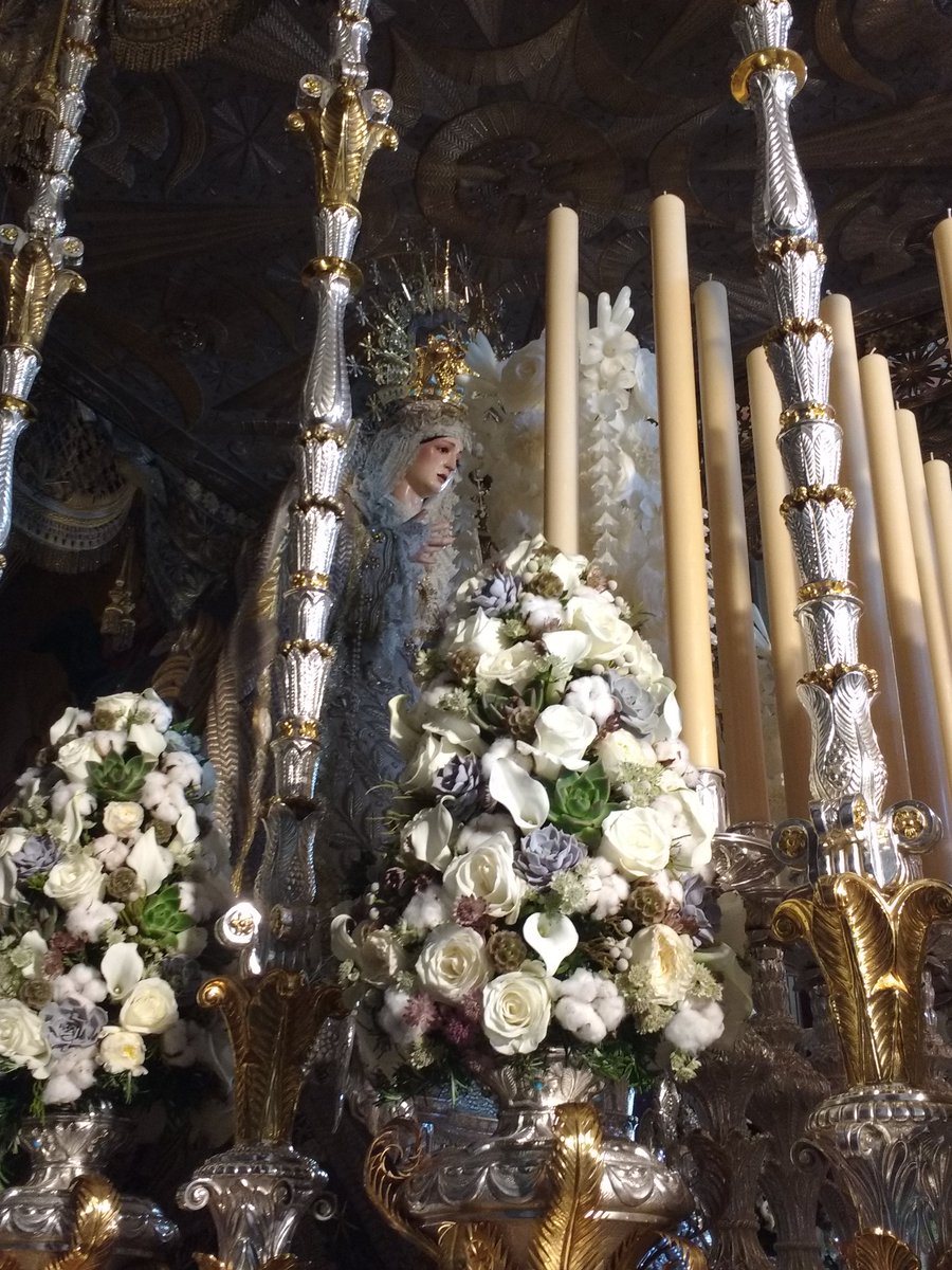 carlogarcialara's tweet photo. Espectacular la Virgen de los Ángeles de @Hdadlosnegros y chapeau por el exorno floral #SSantaSevilla16 https://t.co/GcsE3uLqIW
