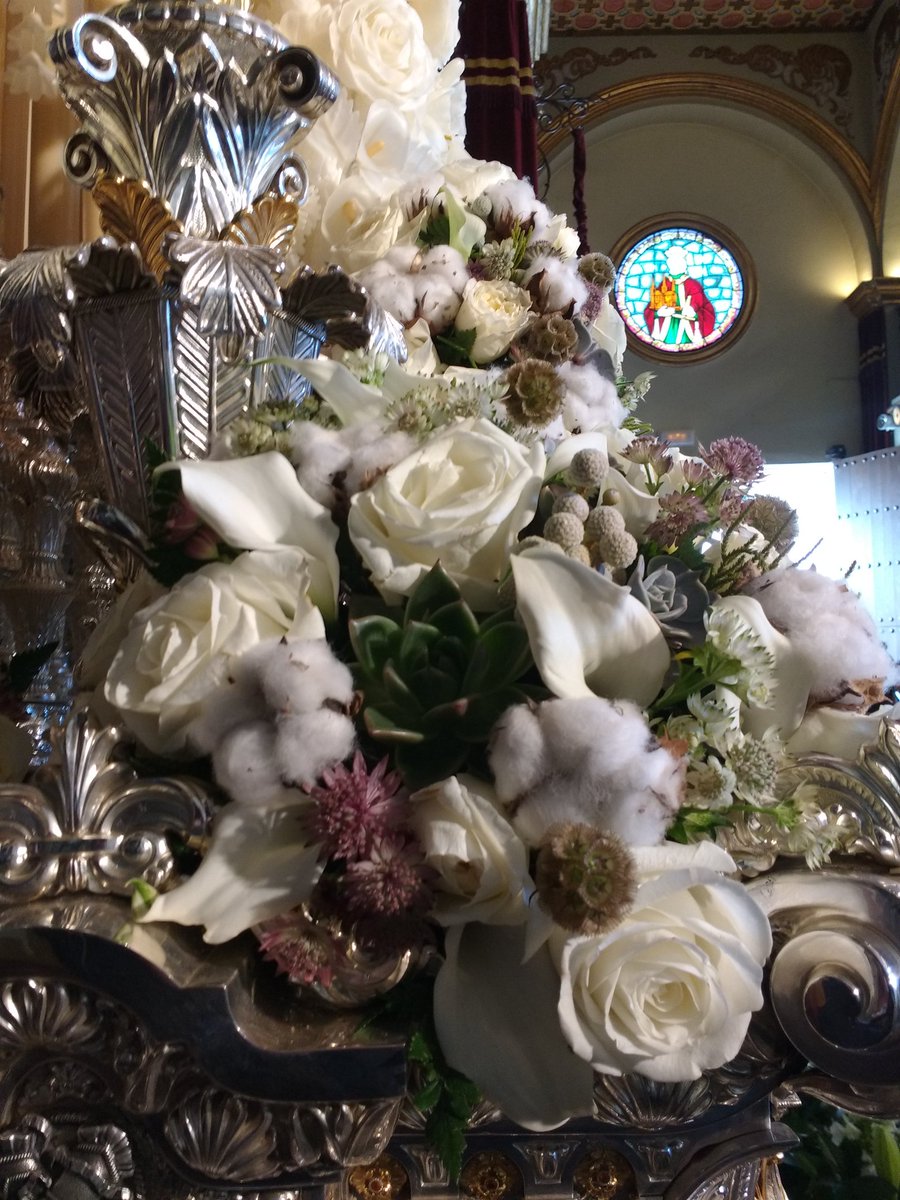 carlogarcialara's tweet photo. Espectacular la Virgen de los Ángeles de @Hdadlosnegros y chapeau por el exorno floral #SSantaSevilla16 https://t.co/GcsE3uLqIW
