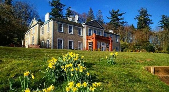 A gorgeous photo of the big house at the weekend!  #teenranch #teenranchscotland #spring #daffodils #sunnyweather