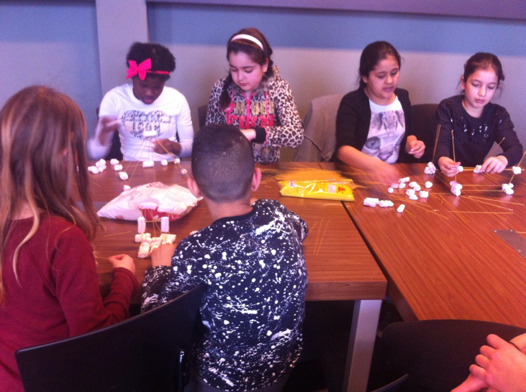 Wie bouwt de hoogste toren?groep 7 van de @IpadParkschool doet hun best op bezoek bij <a href="/UniUtrecht/">Utrecht University</a> <a href="/svPerikles/">sv Perikles</a>