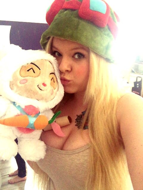 Watch LunaLove's leaked NSFW photo on TwXstars