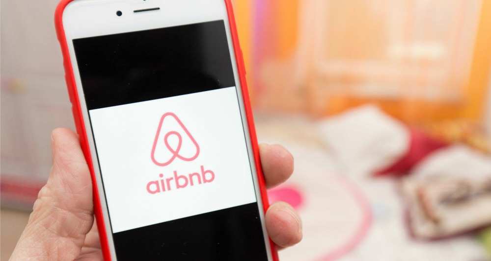 LesEchos's tweet photo. #Airbnb va proposer d'autres services à ses voyageurs >> https://t.co/7bbVng9sqx https://t.co/MDhVmwHL4N