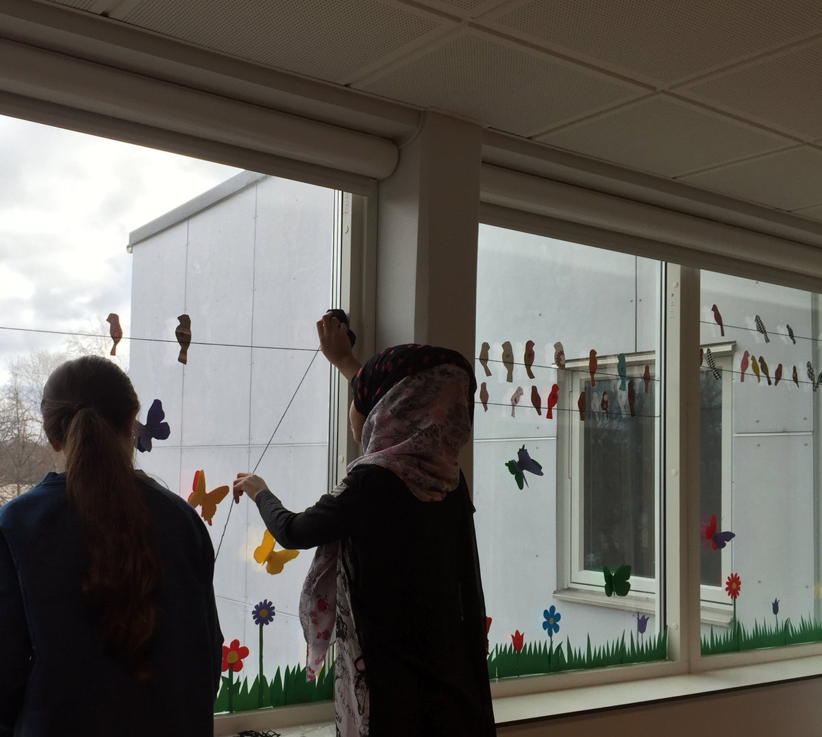 Sista dan i skolan före påsk får man pyssla. Vi pyntar klassrummet 🌸🌸