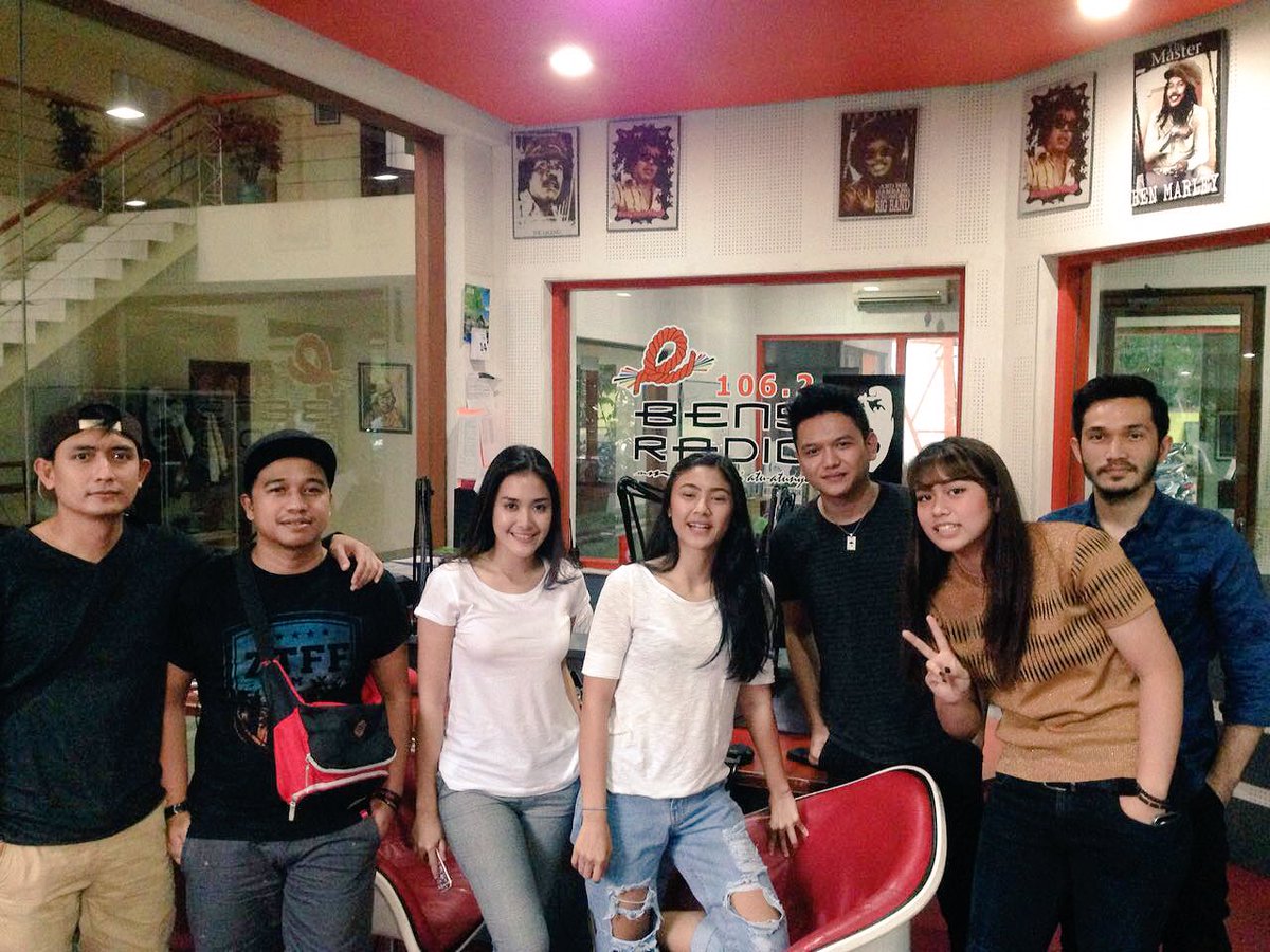 Cast &amp; pengisi soundtrack #BeautyAndTheBest lagi di <a href="/BensRadio/">bensradio</a> . @akinanism <a href="/andsur/">Andania Suri</a> <a href="/bandmahirs/">MENGEJAR MIMPI</a> <a href="/TENNOTO_music/">TENNOTO</a> :)