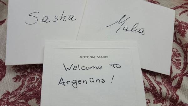 INFOen140's tweet photo. #OBAMAenARG Antonia Macri le regaló a las hijas de @BarackObama bombones con dulce de leche y una carta https://t.co/4IvNicIdzc