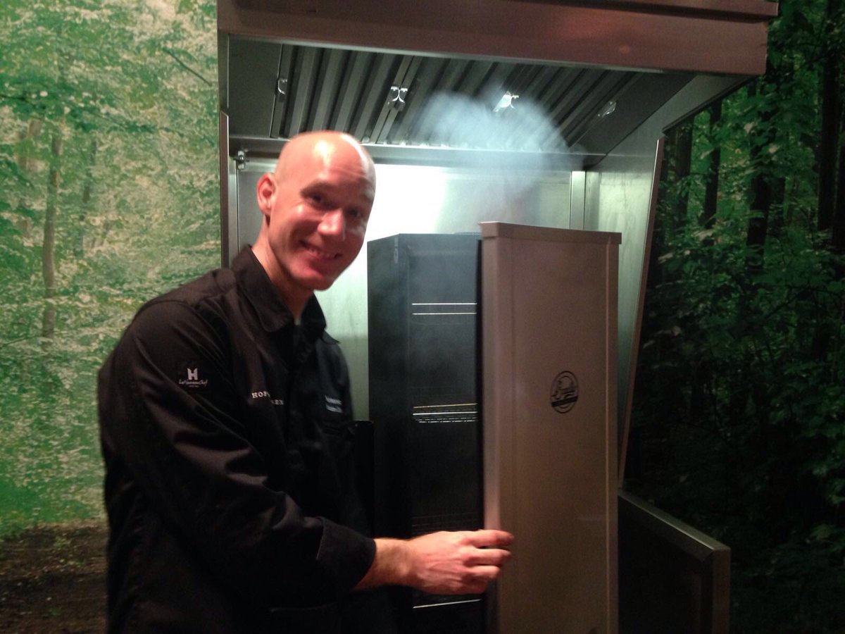 Executive Chef <a href="/hvszakelijk/">Hof van Saksen B2B</a> heeft ze weer klaar staan! Brioche broodje met een verrassend rookworstje #event16