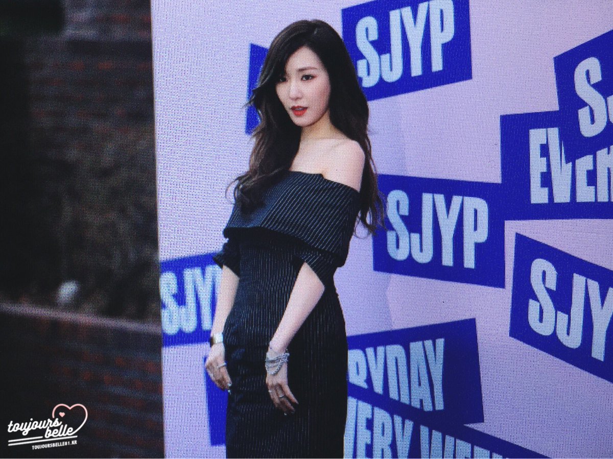  [PIC][24-03-2016]Tiffany tham dự Show diễn của thương hiệu "Steve.J & Yoni.P" trong khuôn khổ "HERA SEOUL FASHION WEEK S/S 2016" vào chiều nay  CeTtVQxUsAA2Eo2