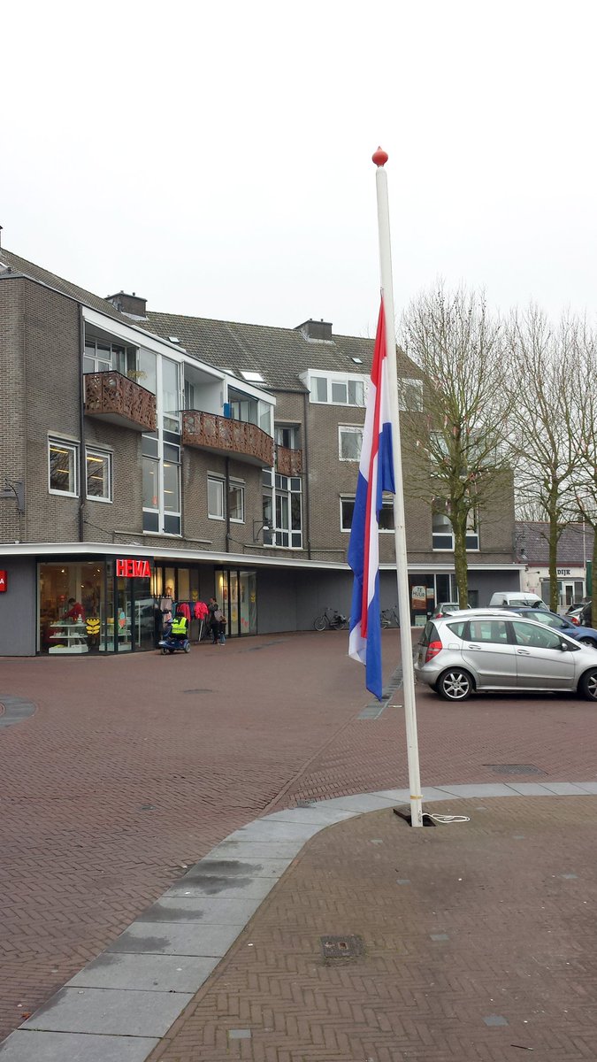 #Huissen de ondernemers in het centrum staan ook stil bij de gebeurtenissen in #Brussel #vlaghalfstok