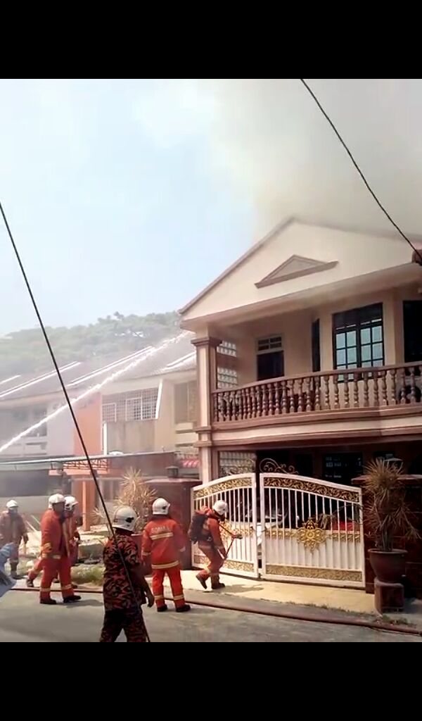 24/3/16: KBKRN RUMAH 2 TKT DI Jln Tanjung 10, Kg Tg Chat, Kota Bharu 2.36 ptg semasa tiada sesiapa dirumah #BOMBA