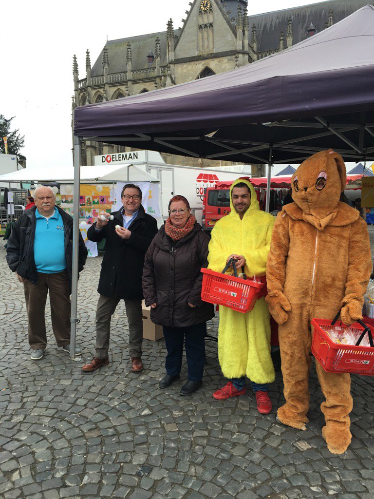 Ab_Smit's tweet photo. De paashaas is goed bezig op de markt ln Meerssen https://t.co/3v6KWr9wTz