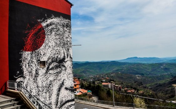 smartworksrl's tweet photo. #Willoke Ariano! Se la #streetart incontra il paesaggio #rurale via @Orticalab #art https://t.co/nqkc2llM52 https://t.co/ixFTygFq5Z