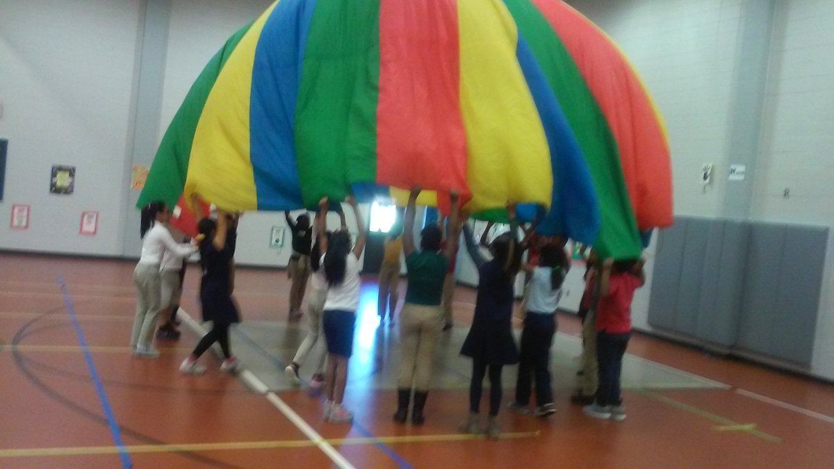 2HicksPE's tweet photo. 4th loves parachutes! #perocks @HicksTigers https://t.co/W0HC4bGnA0