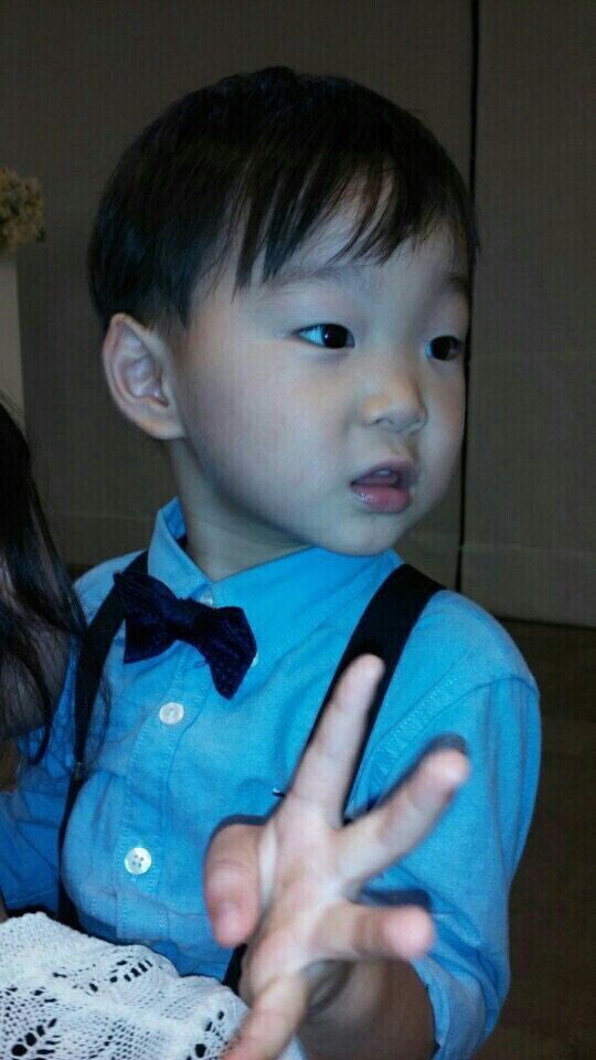 20120316_TH's tweet photo. ทุกความสัมพันธ์ต้องมีระยะห่าง อาทิเช่นอายุของเรา กว่าหนูจะโต แม่จะถือป้ายไฟไหวมั๊ยลูก 😝😝 Photo credit to the owner https://t.co/kXsqP3z0xQ