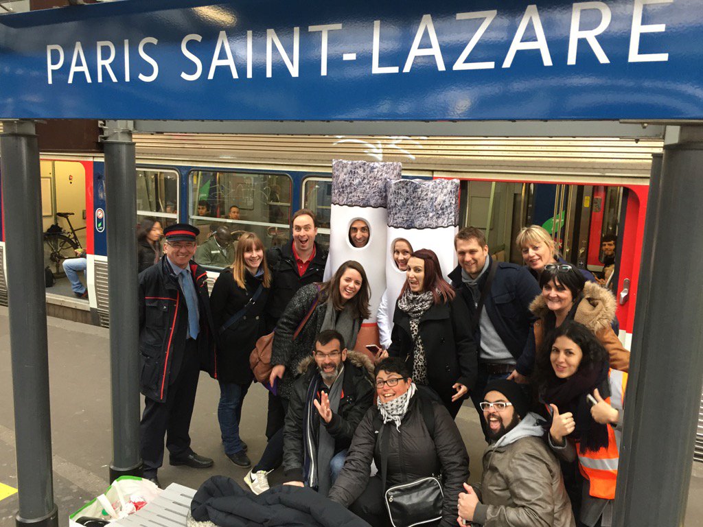 Noel92531453's tweet photo. Les mascottes du jour à Saint Lazare! Jamais on a accueillis des clopes de la sorte! https://t.co/B4AwUIaJA4