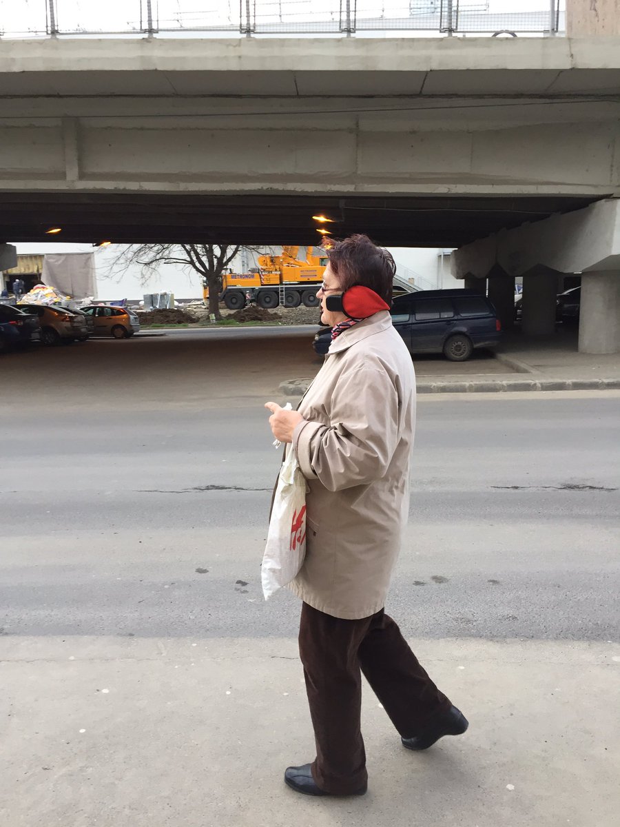 klubbingman's tweet photo. Pensionarii si hands-free-ul. #cinstit https://t.co/4OSgg6sjKy
