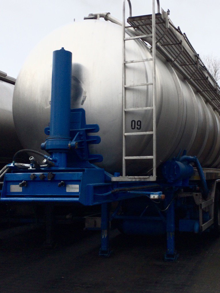 ErwinFlikweert's tweet photo. #in #Burg #Tanktrailer tipping isolated 30m3 with heavy pump https://t.co/DEtdI2DpAN