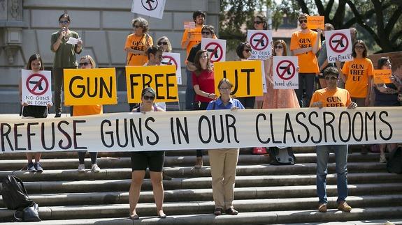 DeratanyKosner's tweet photo. New law allowing #concealedguns on campus roils #UT #concealedcarry #gunfreecampus @latimes
https://t.co/lEiDcwMr0p https://t.co/Dpc6M6mYLz