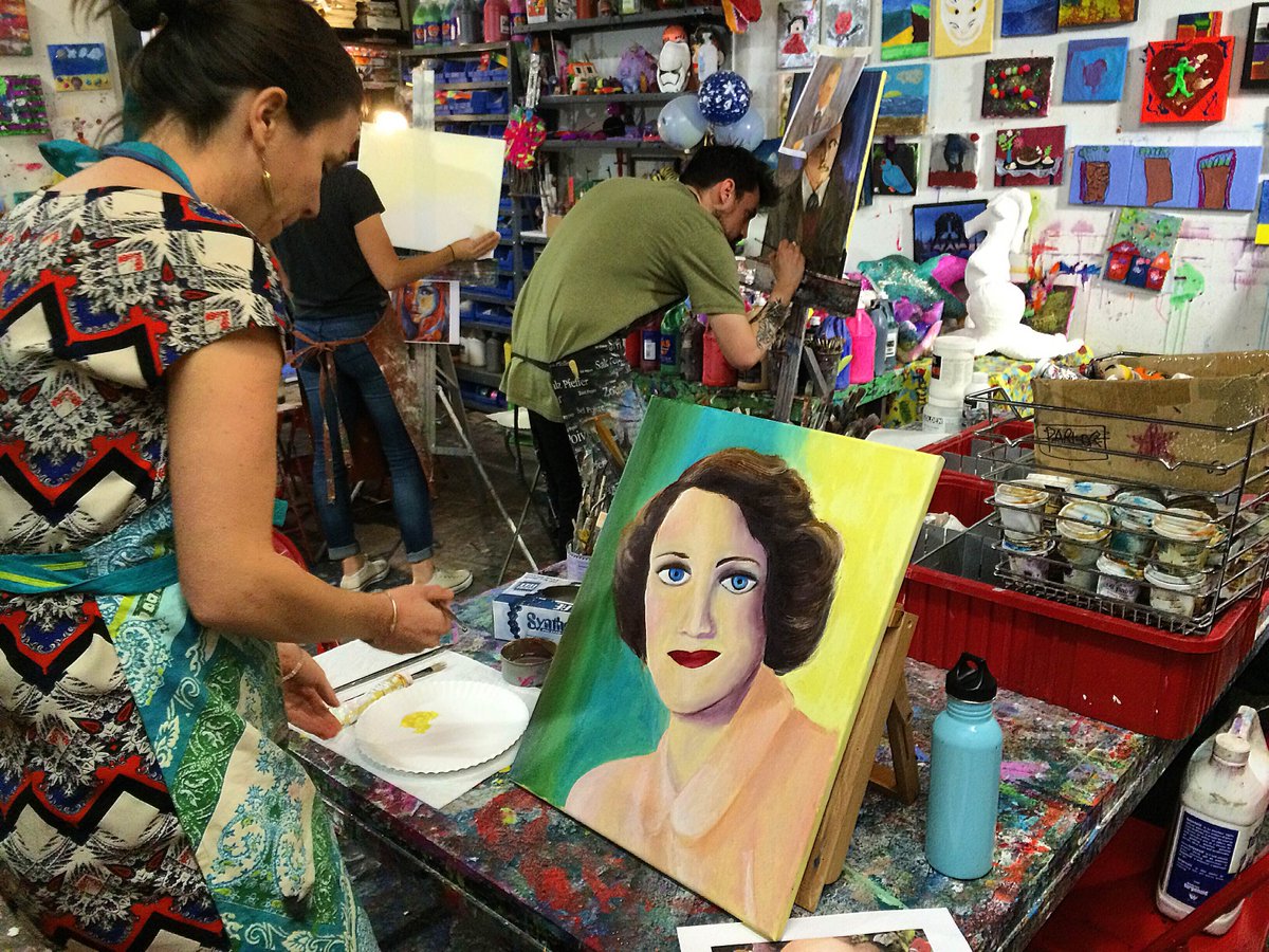 CWASDumbo's tweet photo. Portrait Painting for Adults is what's happening! @Bcreativelywild 
#creativelywildartstudio #dumboartclasses https://t.co/GYOEUHEM77