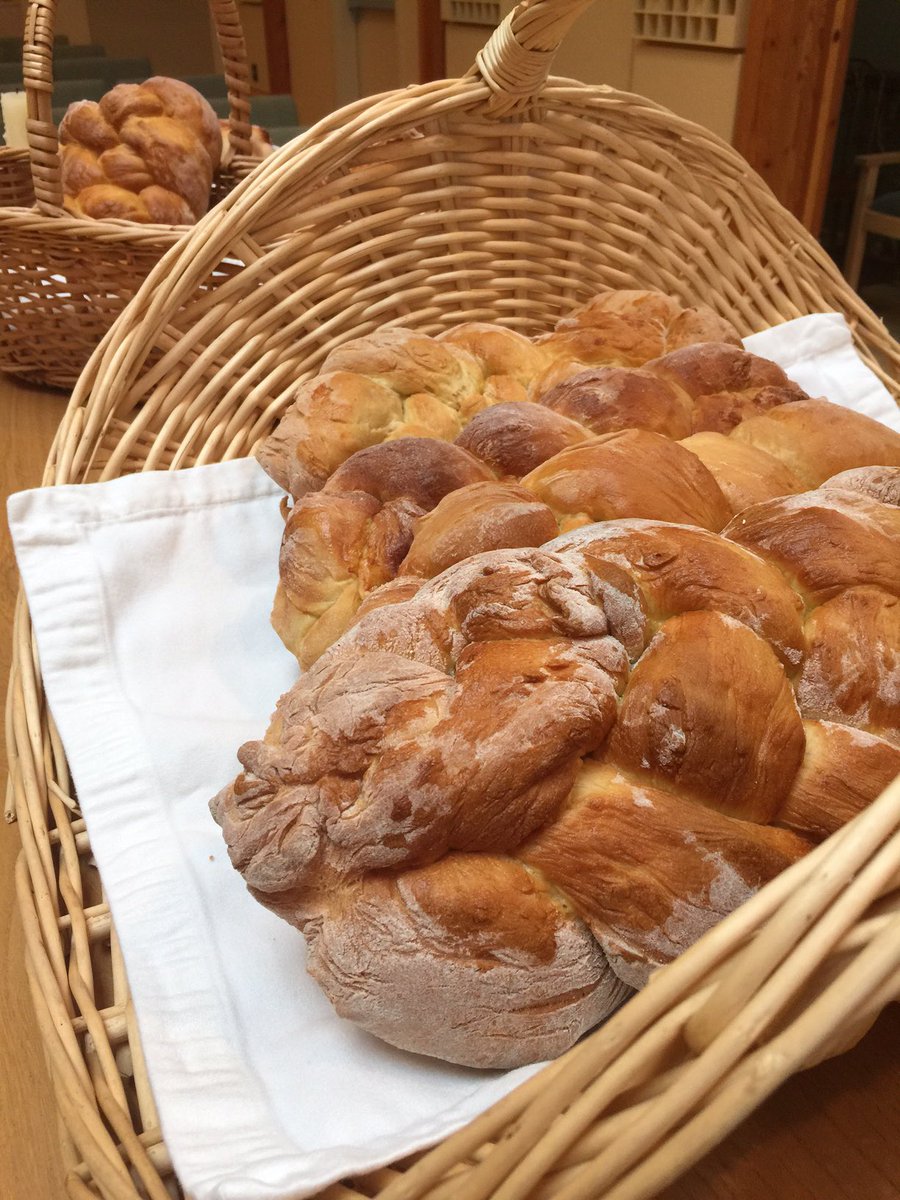 ForestRidgeMS's tweet photo. Holy Thursday: How can we be bread for the world? Thank you, sophomores, for your inspiration &amp; leadership. #service https://t.co/X5XHTDD3TN