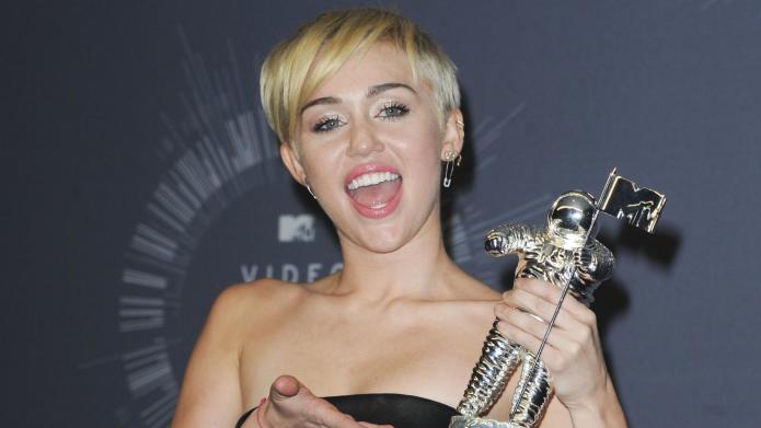 EndQuotesGame's tweet photo. Know what #HurtsYourBrain? Reading comments on Facebook. #Miley #EndQuotes https://t.co/g544tcgRYf https://t.co/PiIPm0LNfZ