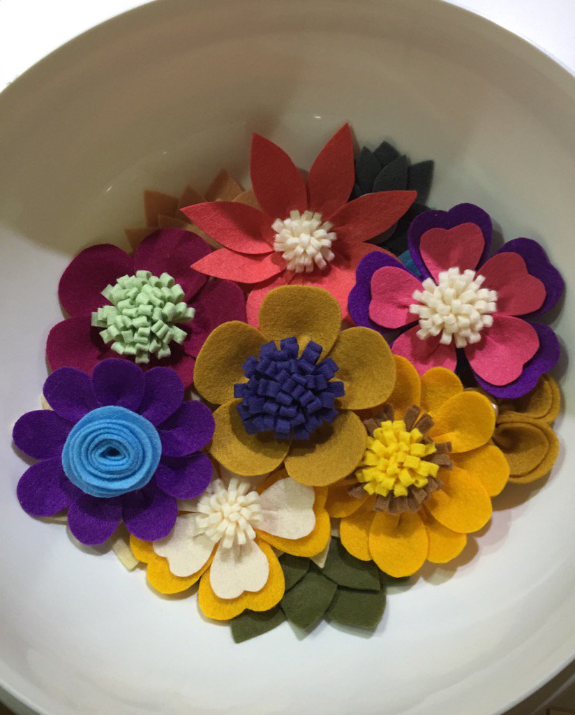 Whipped up some pretty #felt flowers today! #feltflower #brooches
