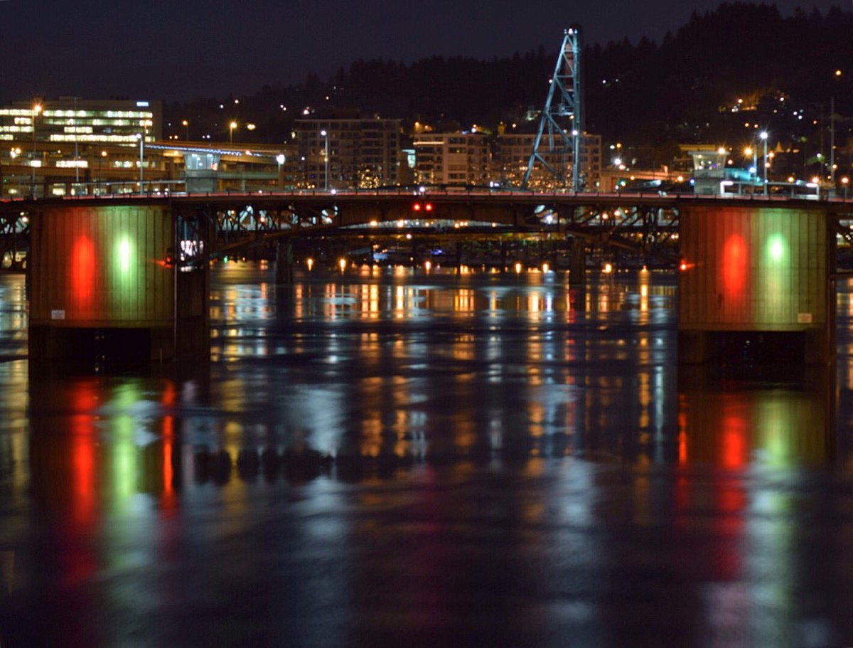 MikeKATU's tweet photo. The Morrison Bridge looking pretty this morning in Belgian colors #BrusselsStrong #LiveOnK2 https://t.co/C44xff00F0