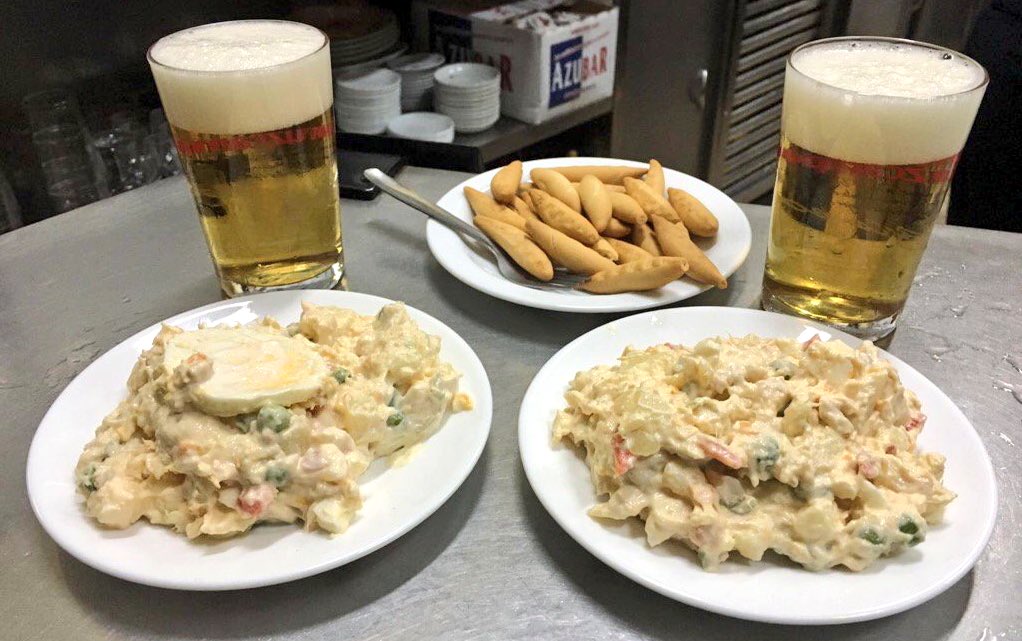 dcopasxsevilla's tweet photo. #JuevesSanto sevillanas maneras en #BarGuadiana #Feria con @ESTAMPITASCOF. Ensaladilla muy @odersevilla. #SSanta16 https://t.co/gV3O7OJSiM