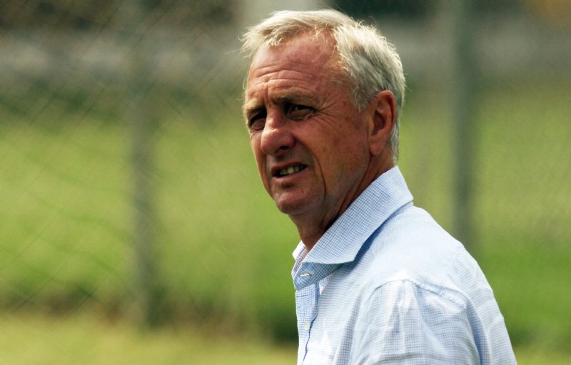 voetbalzonenl's tweet photo. Het bericht komt binnen dat Johan Cruijff op 68-jarige leeftijd is overleden. #schokkend #RIP https://t.co/zv7ttFXury