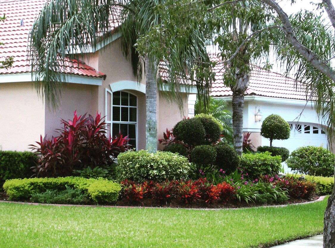 Emerald_Lawns's tweet photo. Beautiful, well kept flower bed with an AMAZING variety 😍🌼☀️ 
#Florida #Landscape https://t.co/egMTr4cclB