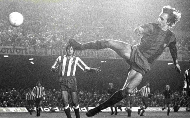 lorenzo99's tweet photo. El padre de una idea de jugar a fútbol. Un genio. Mi pésame a toda la familia y amigos. DEP. #JohanCruyff https://t.co/HUFRAkRpDF