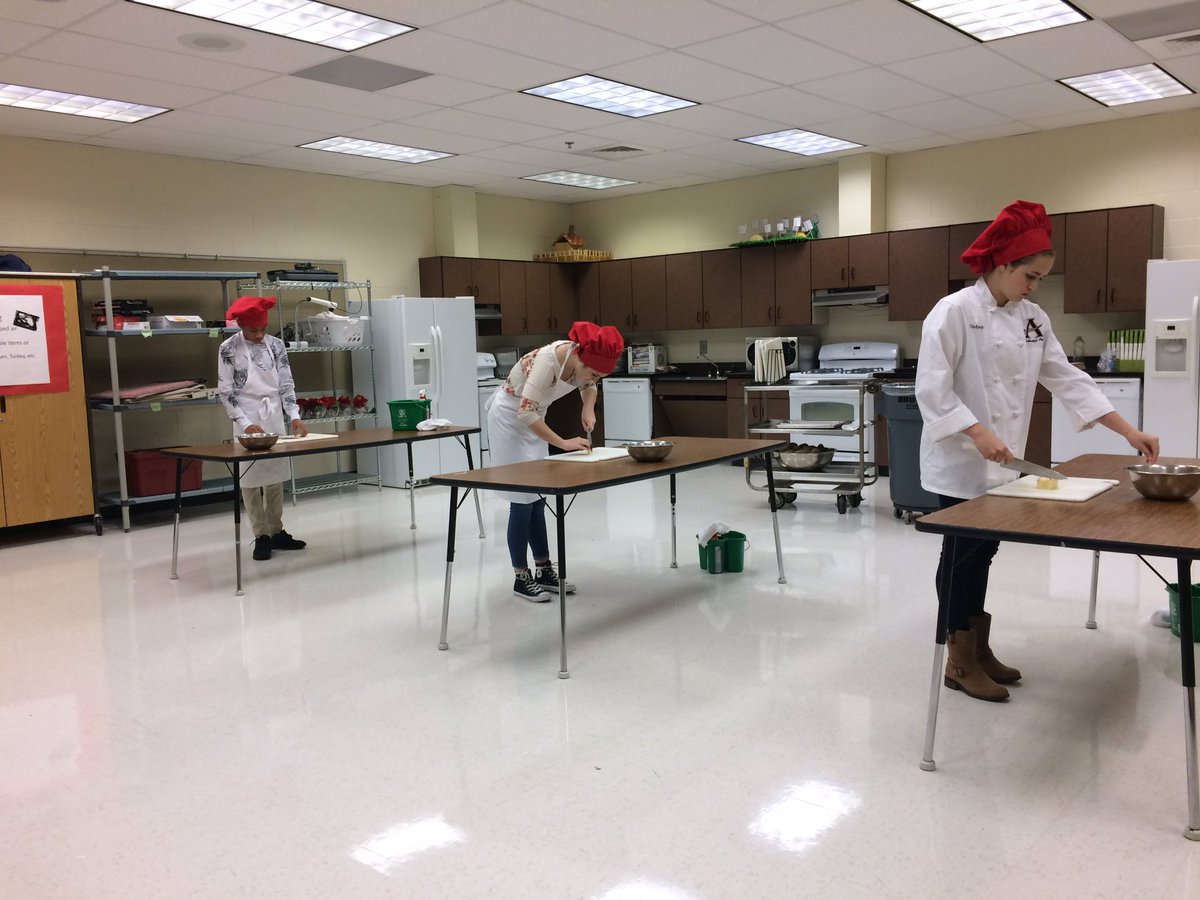 IntCulinaryAHS's tweet photo. Knife skills performance test today!! #masteringfrenchcuts #julienne #brunoise #battonet #dice https://t.co/eYbVzEkyx3