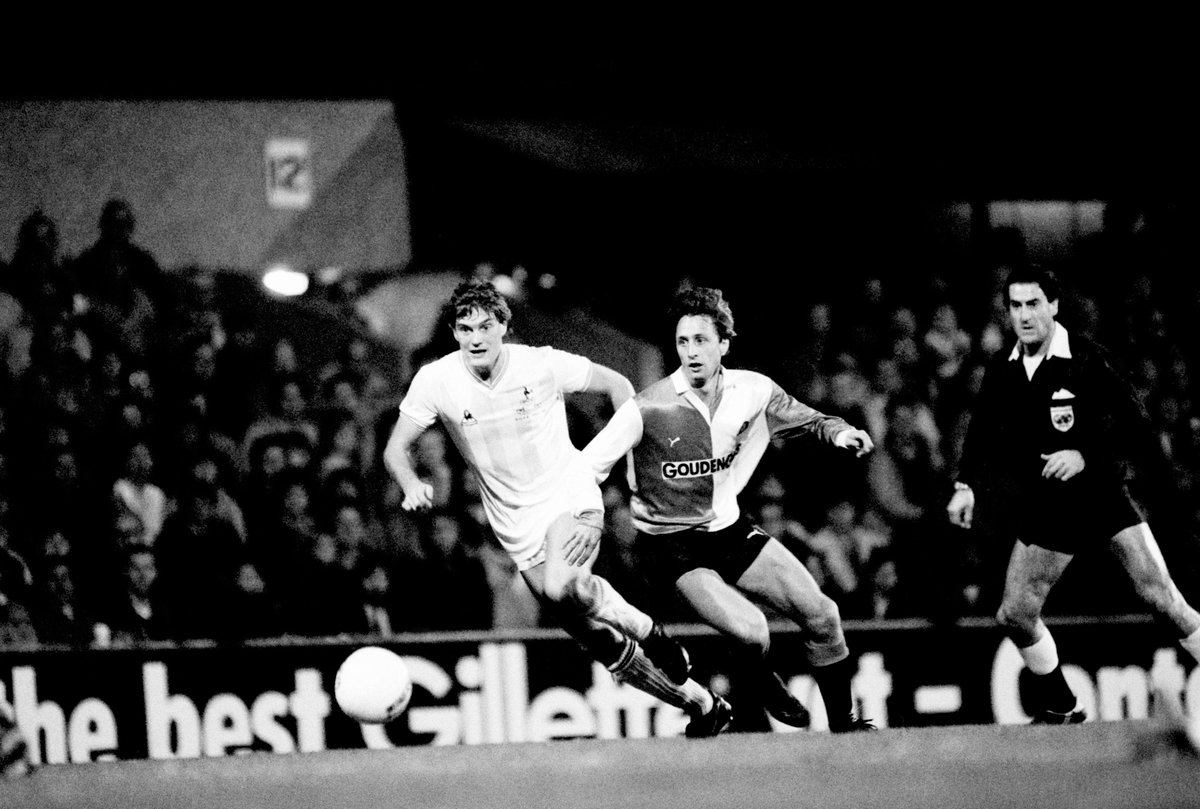SpursOfficial's tweet photo. Everyone at the Club sends their deepest condolences to the family and friends of Johan Cruyff. One of the greats. https://t.co/hhY3gKPJYP