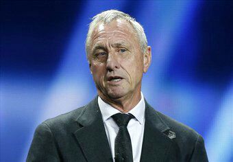 Izy_OA's tweet photo. Three-time Ballon d'Or winner &amp; Netherlands great Johan #Cruyff has died of cancer aged 68. #RIP https://t.co/tl6GKm9joW