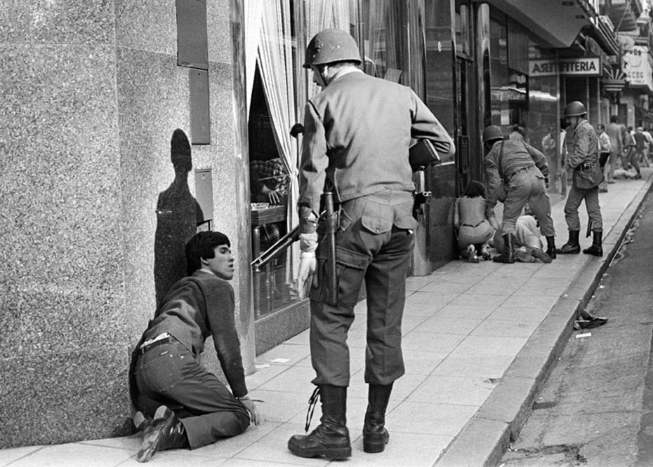 revistaanfibia's tweet photo. Esas fotos empezaban a ser conocidas cuando aparecían en muestras o en algún diario extranjero.
#NuncaMas https://t.co/SYH0xNXvOY
