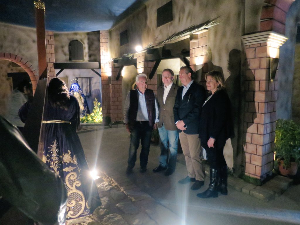 jcmoraguesf's tweet photo. Visitando los #Doseles de la #SemanaSantaAlzira2016 @JHHCCAlzira y dosel ganador de Santa Cena en su 50 aniversario https://t.co/Un8ZYniS7P
