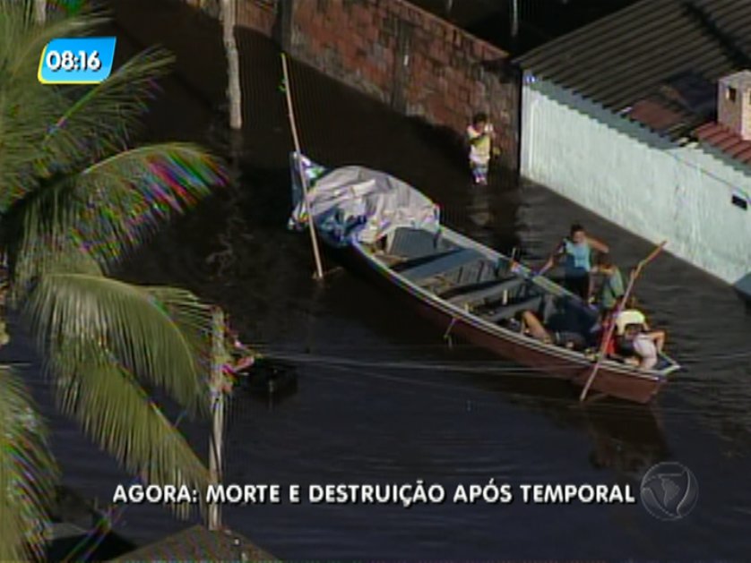TVRecordRJ's tweet photo. RJ: chuva forte alaga ruas e mata idoso em São Gonçalo; veja fotos https://t.co/DuVT5ZTbp8 https://t.co/G77KWaF2zO