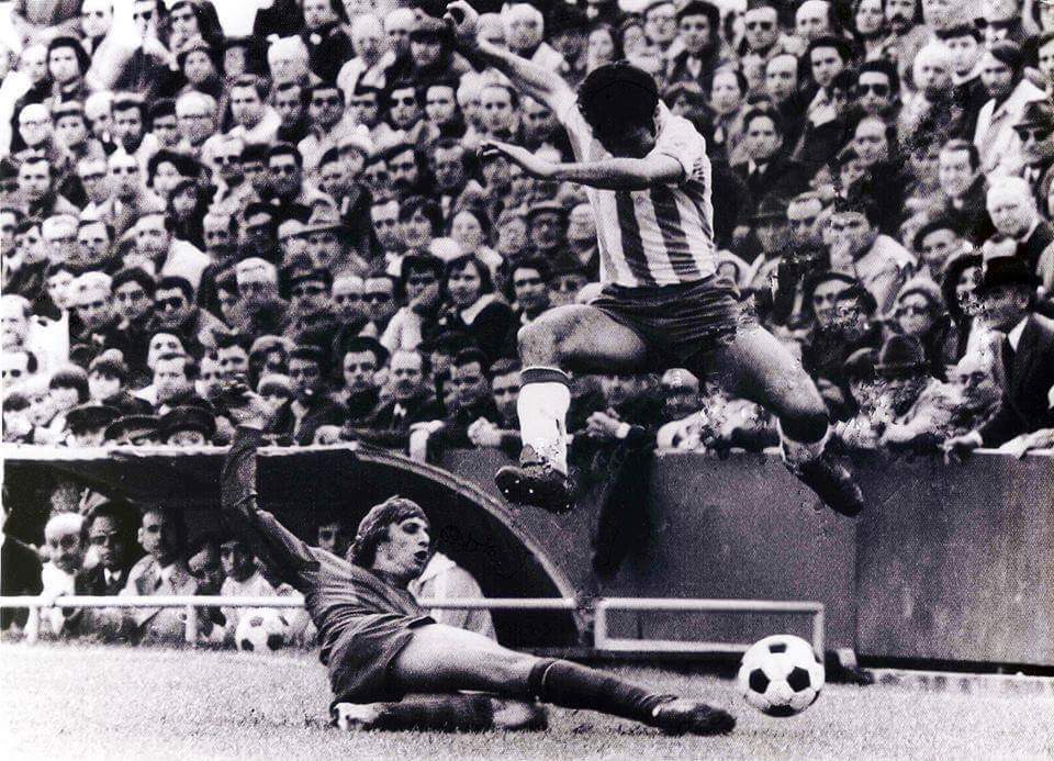 TwistoriadelMLG's tweet photo. Entrada de Cruyff a Monreal en #LaRosaleda. Ambos recientemente fallecidos #DEPCRUYFF https://t.co/XK3QQs34ye