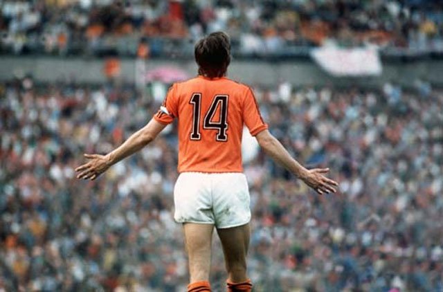 LucaPelle22's tweet photo. è morto oggi uno dei più forti calciatori di sempre e il numero 14 più forte di sempre #Cruijff . R.I.P. Campione https://t.co/isBouFXVYc