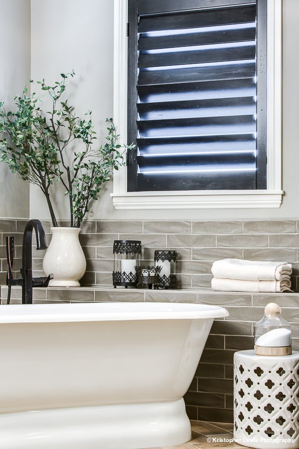 studiothomas_'s tweet photo. One of our favorite baths. The perfect place to start the morning! #interiordesign #denver #interiorinspiration https://t.co/iNoIYwYmbT