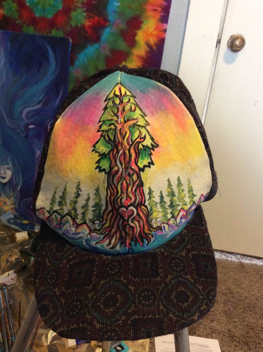 ArtMagicVee's tweet photo. Just finished this #customhat #paintedhat #artmagic https://t.co/Q3X90O2paM