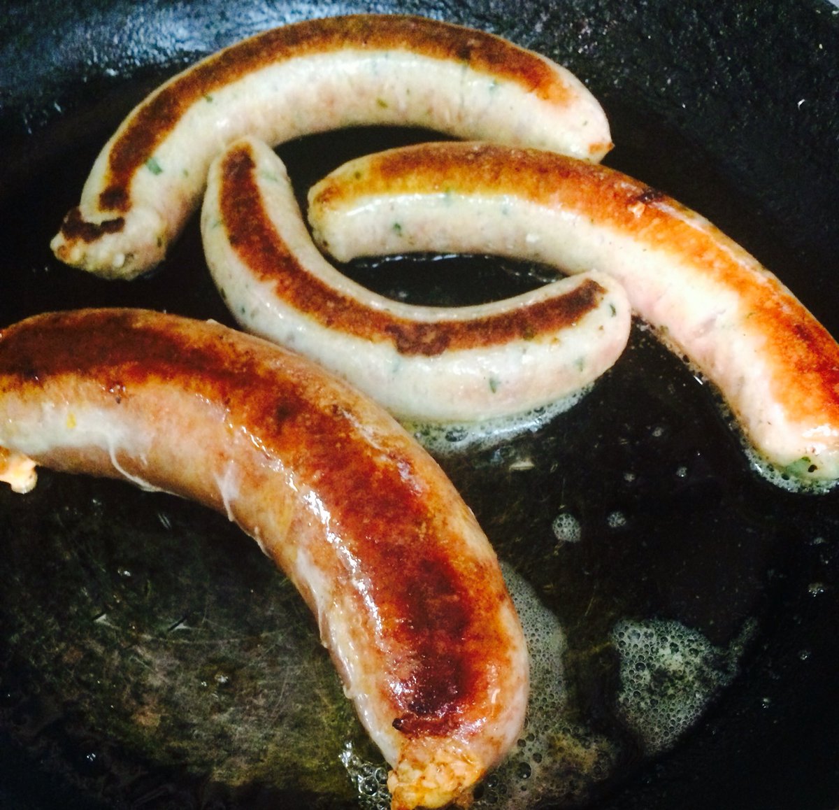 fritehaus1's tweet photo. Tasting some delicious new #pigsonthegreen bangers #SausageParty https://t.co/6mRFh02fc2