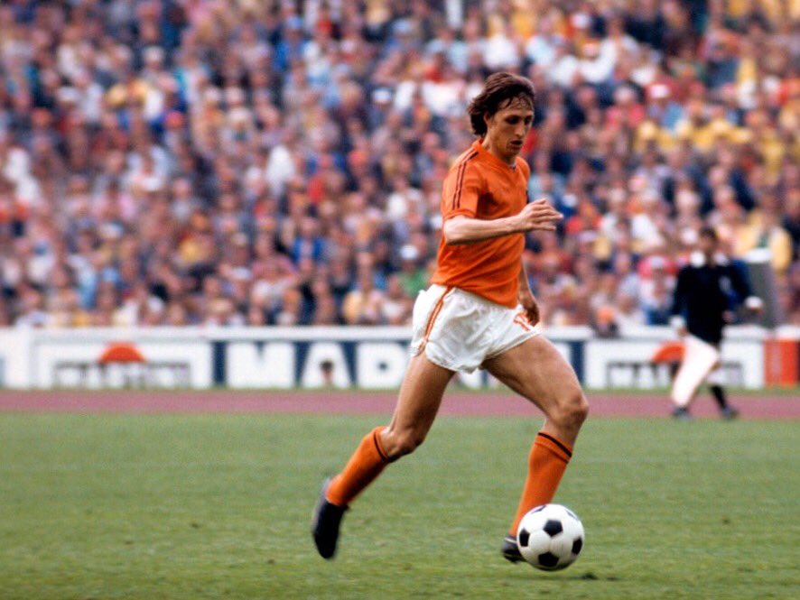 GenoaCFC's tweet photo. Il calcio mondiale piange uno dei suoi più grandi campioni. Riposa in pace, Johan #Cruijff. https://t.co/LC4eaz1tp6