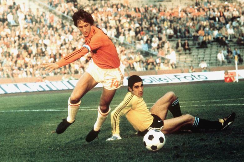 FootballFactly's tweet photo. "Football is simple. But nothing is more difficult than playing simple football.”

- Johan Cruyff. https://t.co/7xSrFn3VJ2