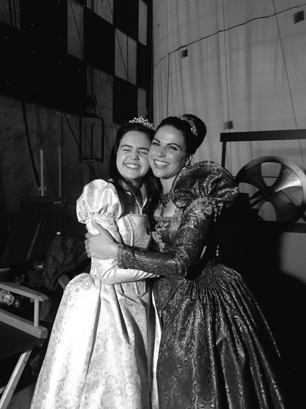 All hugs BTS w/ Young Snow (<a href="/BaileeMadison/">Bailee Madison</a>) and Queen Regina (<a href="/LanaParrilla/">Lana Parrilla</a>)! #TBT