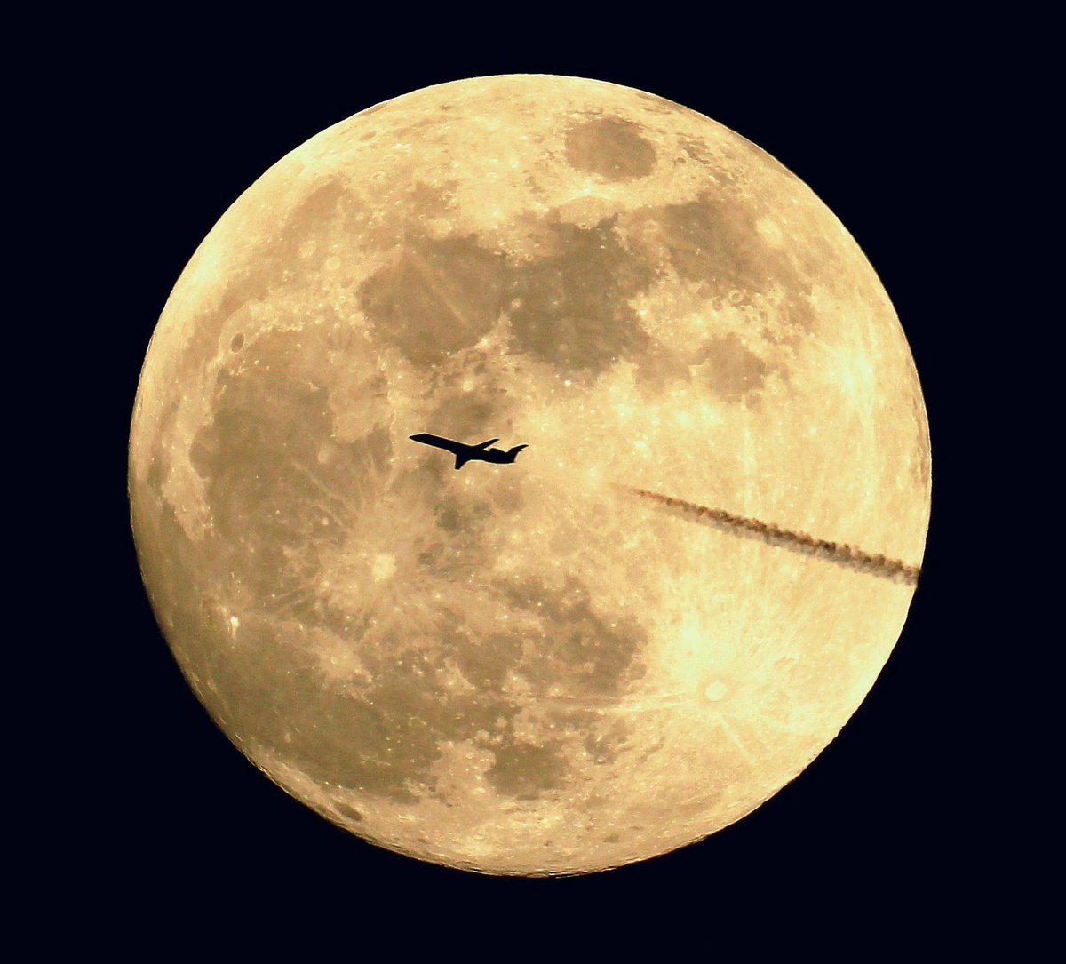 <a href="/ClioBayle/">Clio Bayle</a> Full - MOON  &amp; airplane "Embraer 145"
photo/ <a href="/lebribri/">sebastien lebrigand</a>  (france)