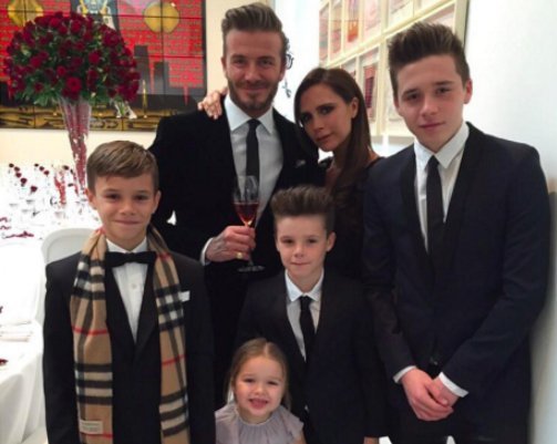 STAR 24 TV 📺 (@star24_tv) on Twitter photo Découvrez les petits secrets de la famille Beckham !
➡star24.tv/decouvrez-les-… <a href="/victoriabeckham/">Victoria Beckham</a> Découvrez les petits secrets de la famille Beckham !
➡star24.tv/decouvrez-les-… <a href="/victoriabeckham/">Victoria Beckham</a>