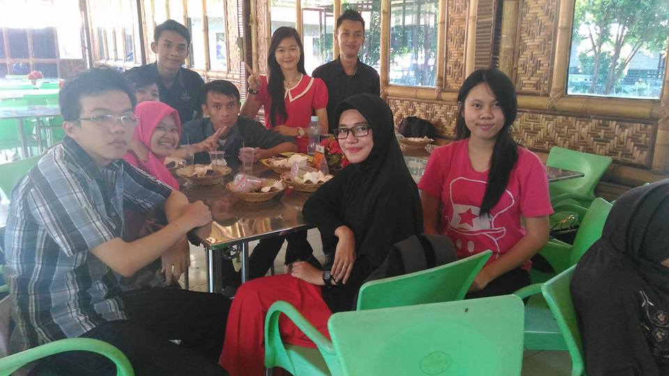 Zay04101997's tweet photo. lunch with student ambassador &amp; IO team https://t.co/iZl8yqLv2f