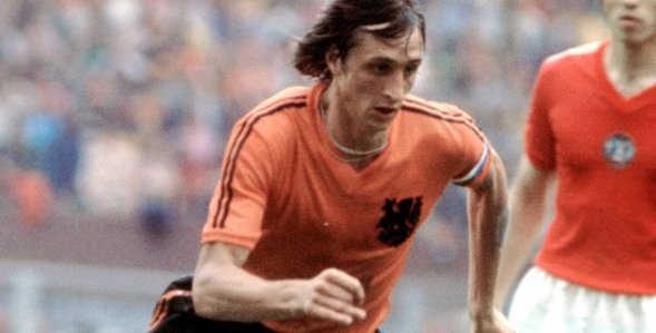 Antonio Ubilla på "Johan Cruyff con selección holandesa y su camiseta Adidas con solo 2 rayitas o tiritas / Twitter