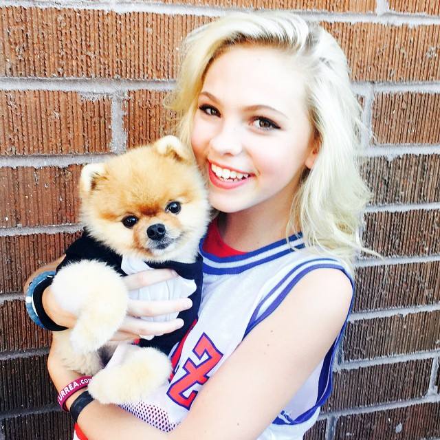 jjjale24's tweet photo. #with her cute dog https://t.co/h5VMKON1Bf